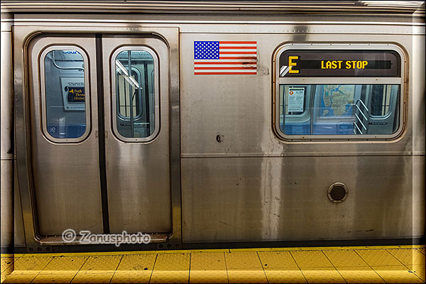 New York City - Subway fahren, abfahrbereiter Zug der Subway steht noch in der Station