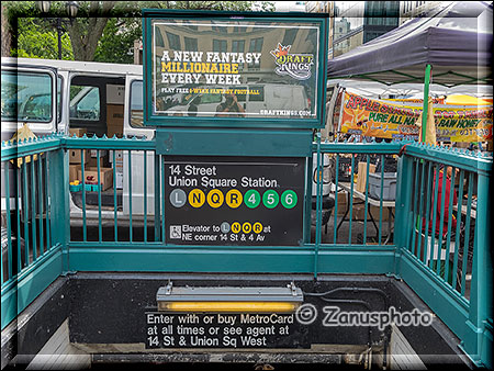 New York City - Subway fahren, ein grüner Eingang zu einer Subway Station