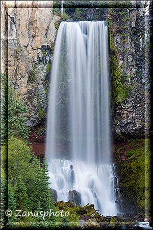 Tumalo Falls liegen noch im Schatten