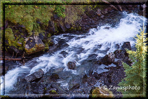 Tumalo River wild schäumend in seinem Bett