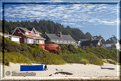 Beach am Hay Stack Rock mit Hotel im Hintergrund