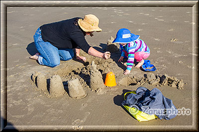 Sandburgen bauen an der Cannon Beach