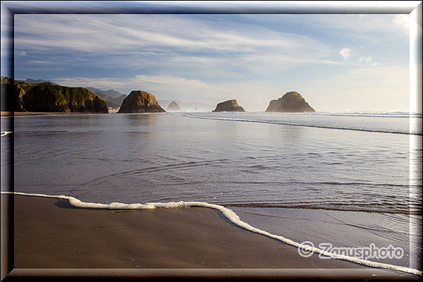 Beginnende Low Tide ermöglicht den Weg nahe an Sea Stacks heran