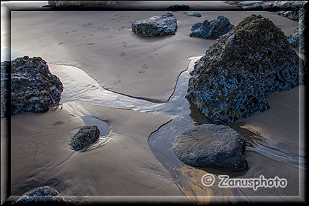 Flache Wasserstellen an der Beach