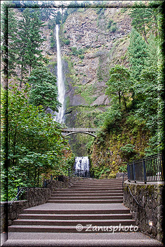 Menschenleere Treppe zu den Multnomah Falls