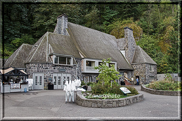 Gebäude der Multnomah Lodge am frühen Morgen