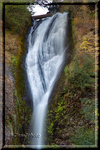 Horsetail Falls direkt am Highway 30 gelegen