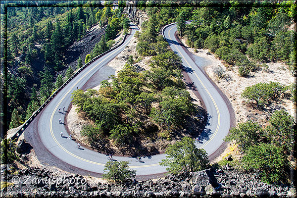 Rowena Crest Viewpoint mit Blick auf eine tiefer liegende Strassenschleife