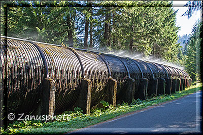 Hölzerne Wasserrohre leiten Wasser vom Tokete Lake