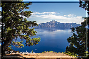 Tiefblau liegt der Lake unter uns