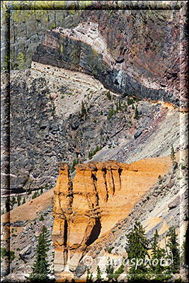 Orangefarbene Hoodoos in der Craterwand