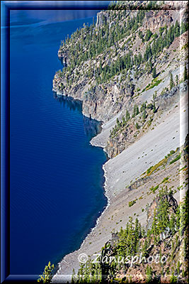 Steil fällt die Craterwand in den Lake