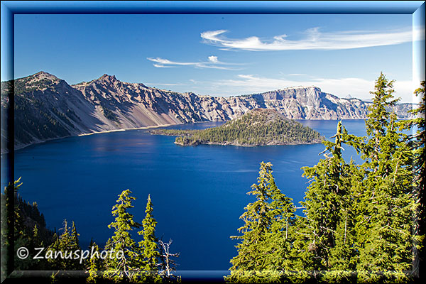 Wizard Island liegt im Crater Lake