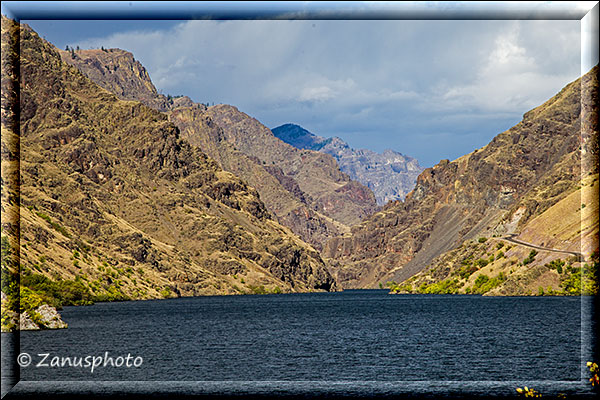 Weite Wasserfläche am Hells Canyon Reservoir