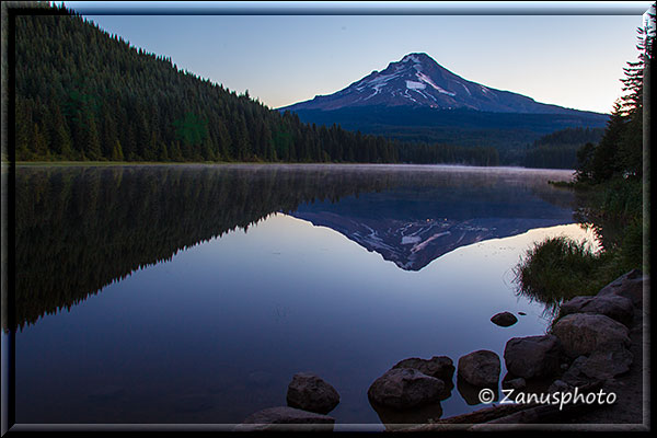 Morgendliche Spiegelung von Mt. Hood im Trillium Lake