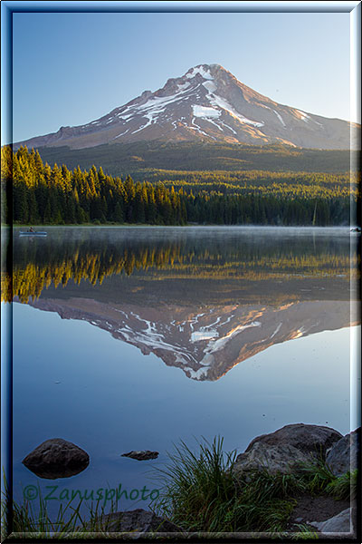 Sonne erreicht die Oberfläche des Trillium Lake