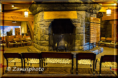 Lobbybereich mit Blick zum Kamin