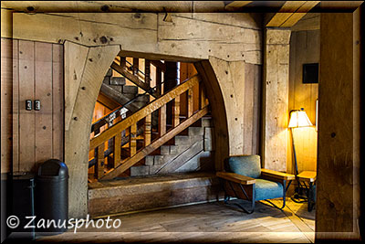 Riesige Holzbalken im Innenbereich der Lodge