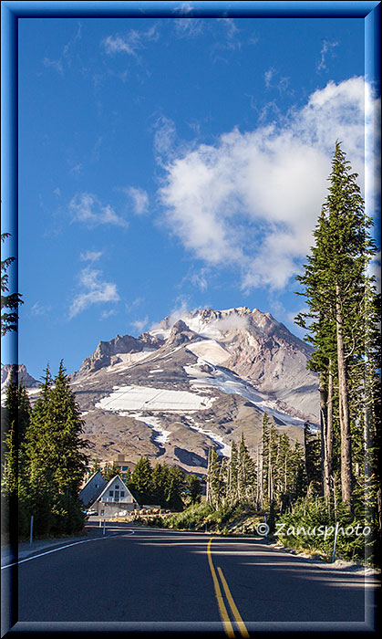 Blick auf Lodge und Mt. Hood