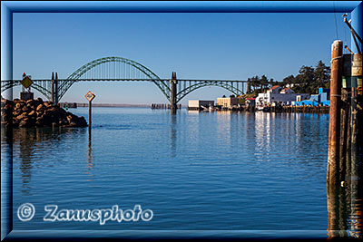 Blick aus dem Hafen zur Yaquina Bridge