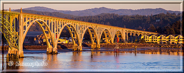 Yaquina Bridge in Sunset Licht