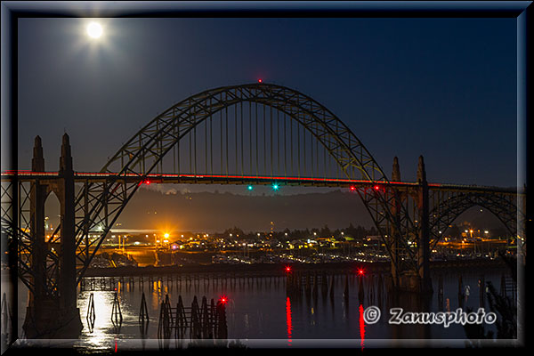 Vollmond scheint auf die Yaquina Bridge