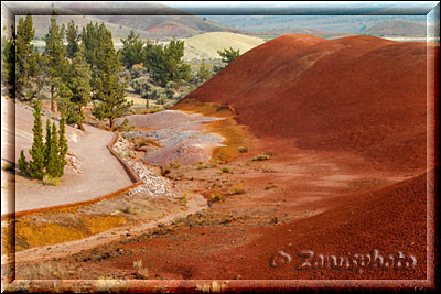 Rote Farben auf der Rückseite des Painted Cove