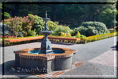 Brunnen an einem Wegkreuz