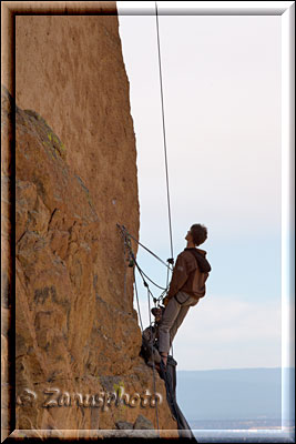 Kollege sichert den Climber