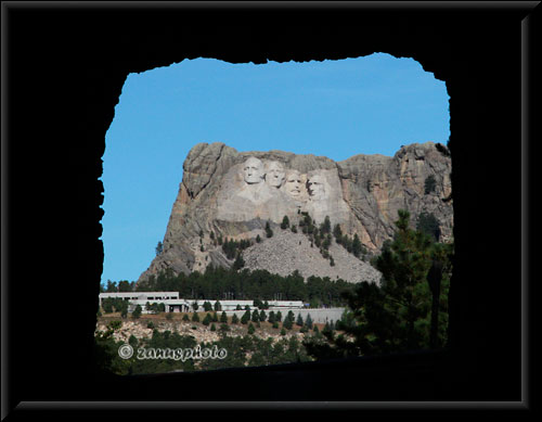 Durch den Tunnel aufs Memorial gesehen