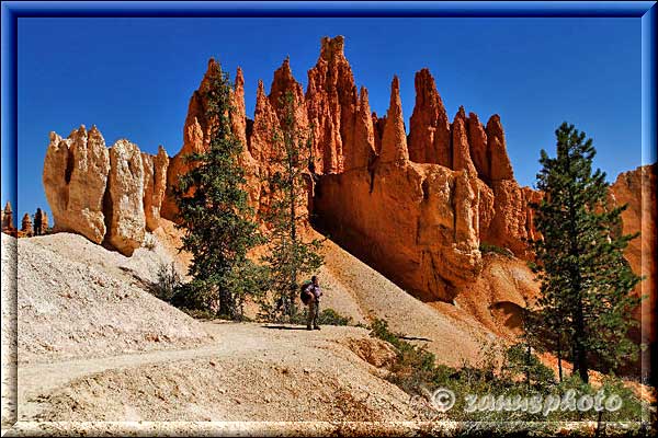 Wanderer vor imposanter Hoodooformation.