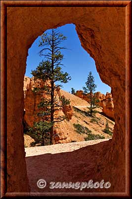 Blick durch einen Arch auf die Felslandschaft.