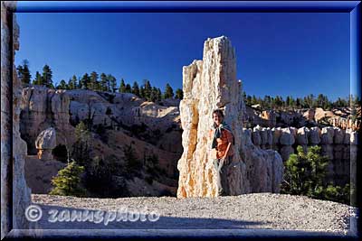 Weiser Hoodoo mit Wanderer am späten Nachmittag.