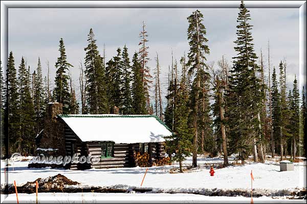 Blockhaus in Winterlandschaft mit Schnee