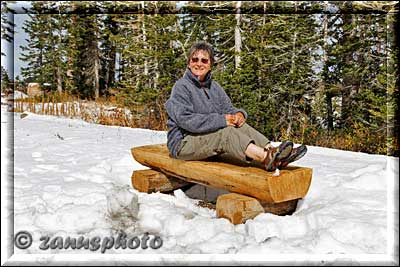 Frau auf Bank im Schnee