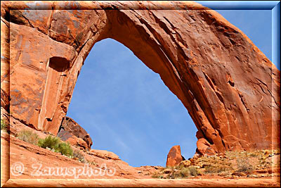 Erste Ansicht auf den Felsbogen des Brocken Bow Arch