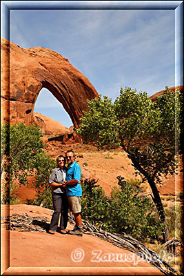 Zwei Wanderer posieren vor dem Brocken Bow Arch