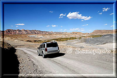 Jeep fährt auf der Cottonwood Road