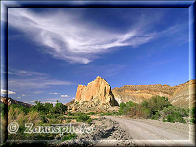 Road mit Felsendom und weisser Wolke