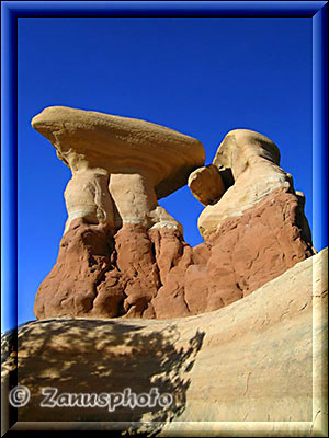 Gelblicher Sandstein schützt darunterliegenden roten Sandstein vor der Witterung