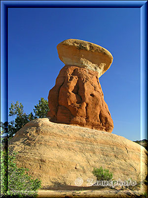 Hoodoo alleine auf breitem Sandsteinplateau