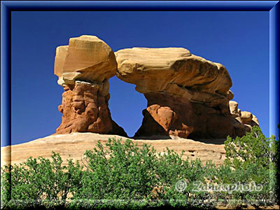 Zusammenhängender Hoodoo mit Arch in der Mitte