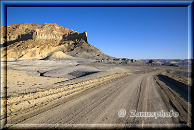 Langsam ändert sich die Farbe der Landschaft um die Road herum von braun nach grau