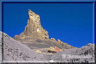 Farbige Felsgestalten in der Landschaft