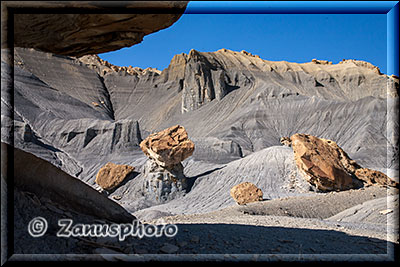 Abseits im Gelände zeigen sich schöne Mini Hoodoos in grau und Sandfarben