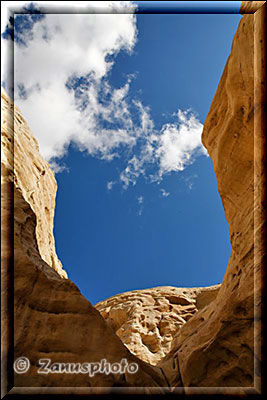 Durchblick zum blauen Himmel