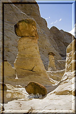 Mächtiger Hoodoo am Rand der Felswand