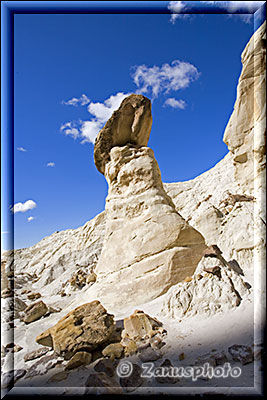 Weisser Hoodoo gegen den Himmel gesehen