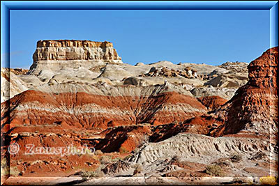 Gelbrote Felsgruppe zeigt den Weg zu den Hoodoos