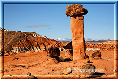 Dominierender roter Hoodoo auf dem Plateau